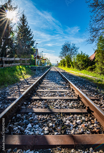 auf den Gleisen eines Zuges in der natur photo