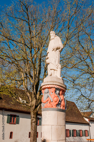 Basel, Wettstein-Brunnen, Brunnen, Theodorskirchplatz, Wettsteinbrunnen, Wettstein, Theodorskirche, Kirche, Wettsteinplatz, Kleinbasel, Altstadt, Altstadthäuser, Rhein, Frühling, Schweiz photo