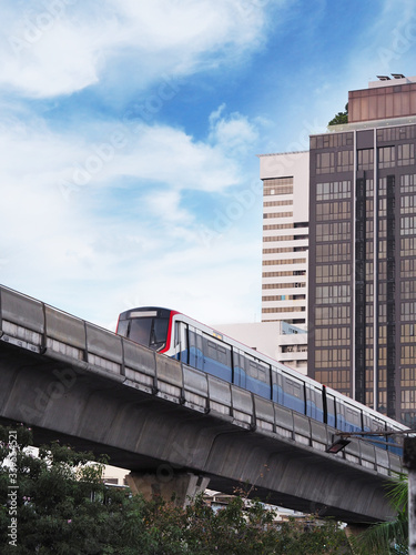 Canvas Print Sky train running on railroad in downtown
