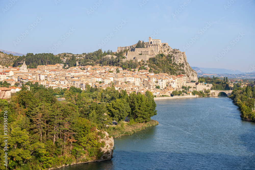 Sisteron, la Durance, la vieille ville et la Citadelle du XIIIe-XVIe siècle