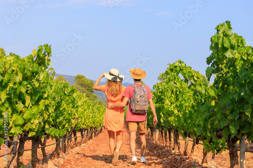 Promenade d'un jeune couple dans un vignoble AOP Côtes de Provence