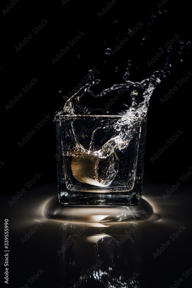 A glass of waterdrop - obrazy, fototapety, plakaty 
