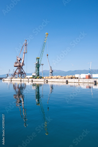 Mobilkran im Frachthafen mit Container zum beladen der Schiffe