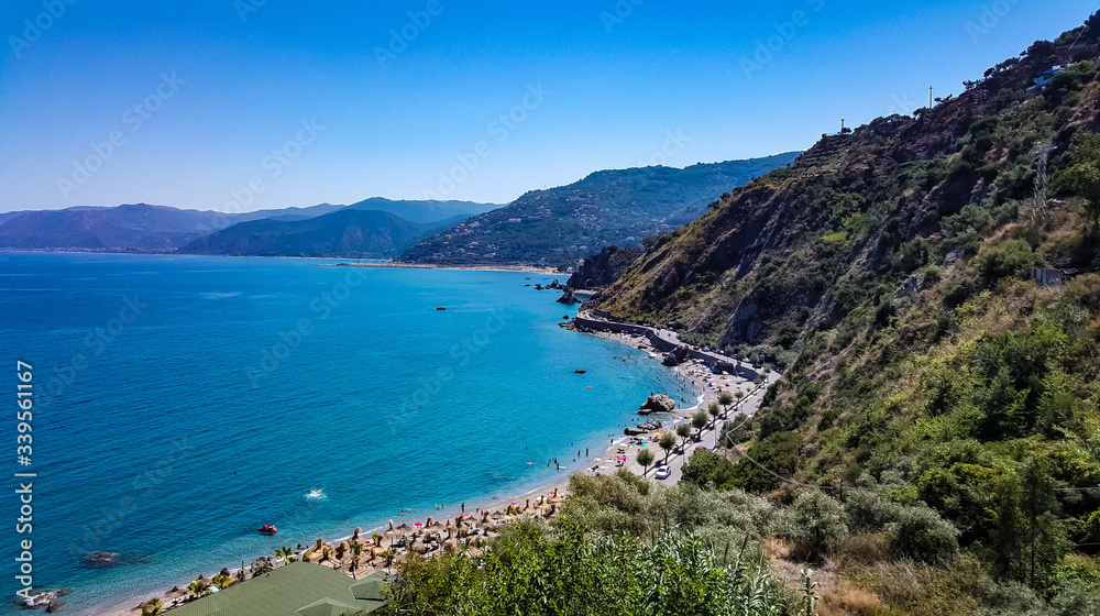 Costa siciliana, tra verdi colline, granelli di sabbia calda e mare cristallino