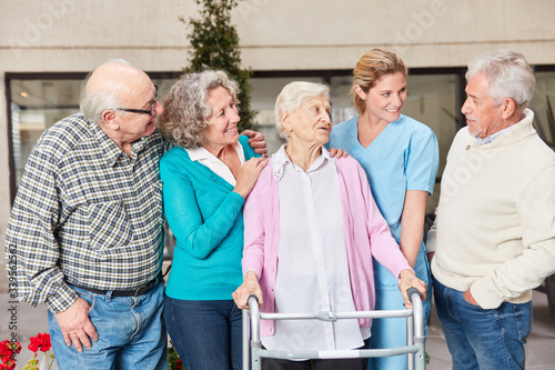Gruppe Senioren im Gespräch mit Altenpflegerin