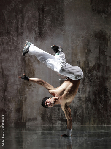 Fototapeta Naklejka Na Ścianę i Meble -  young modern hip hop male dancer