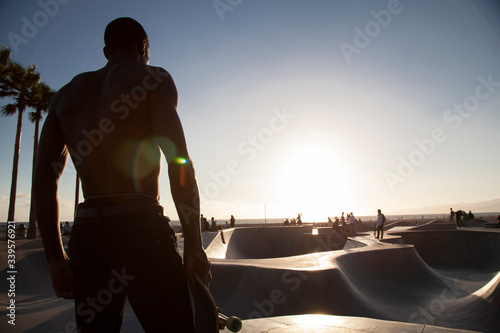 skater de espaldas antes de saltar