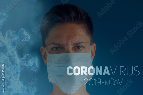 Młoda kobieta w masce podczas kwarantanny koronawirus