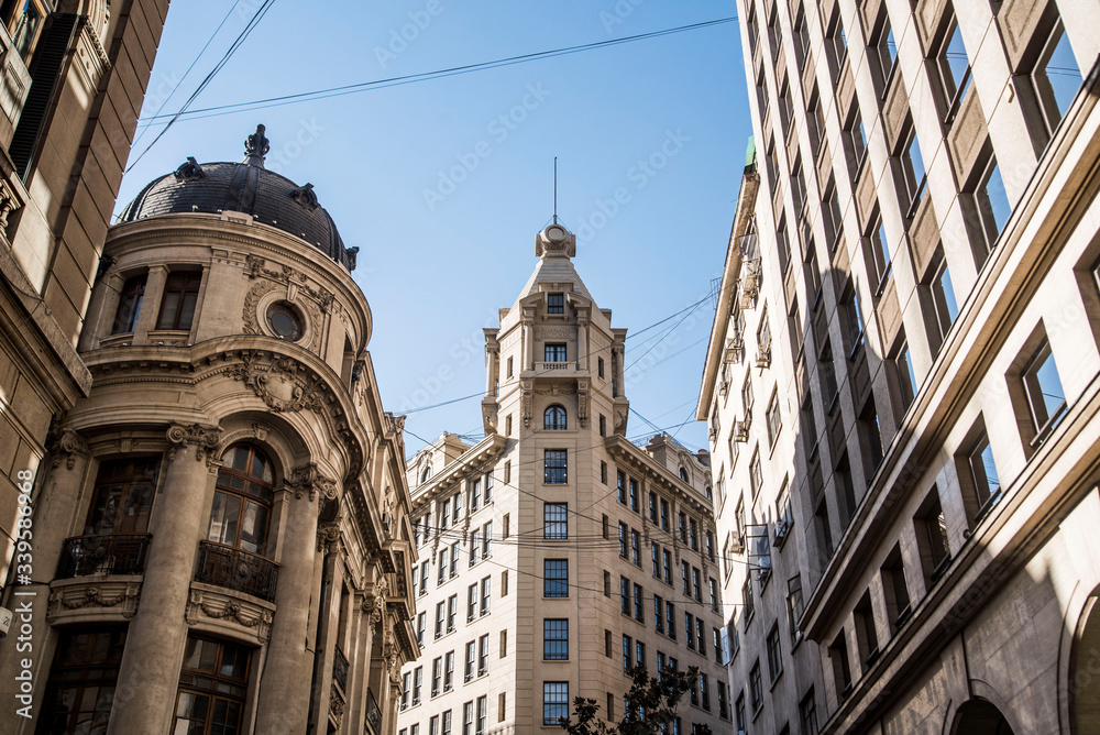 Obraz premium colonial architecture in downtown santiago chile