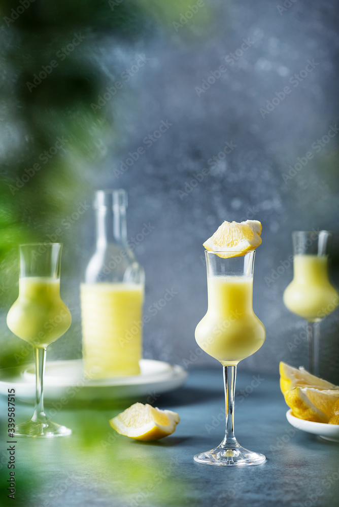 Italian liquor with lemons and cream