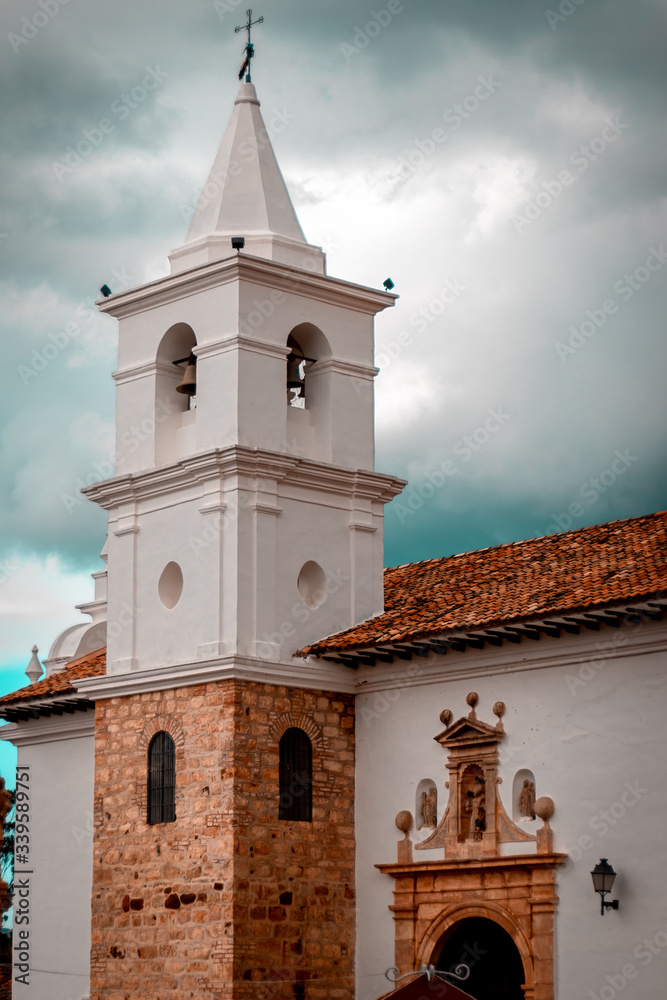 Vista lateral de la capilla Nuestra Señora del Carmen en Villa de Leyva, Colombia 