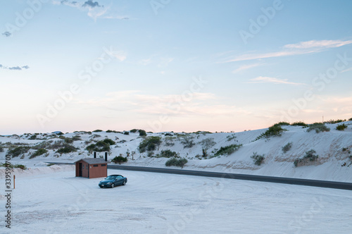 Obraz na płótnie car parked in the white sand desert w salonie