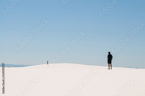 Obraz na płótnie a person in the white sand desert w salonie