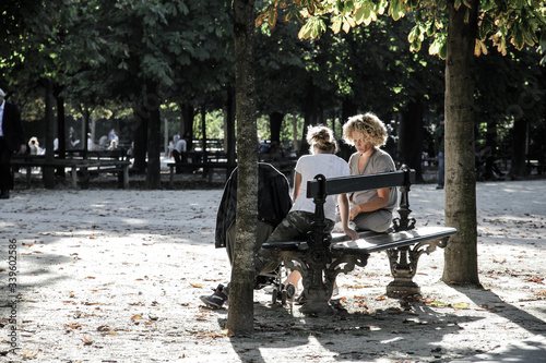 a mum and her daughters in a park bench close to Jardin des Plantes