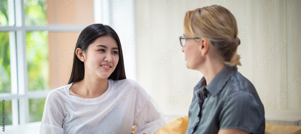 woman talking Consult a psychiatrist to find motivation to achieve physical health woman talking Consult a psychiatrist to find motivation to achieve physical health