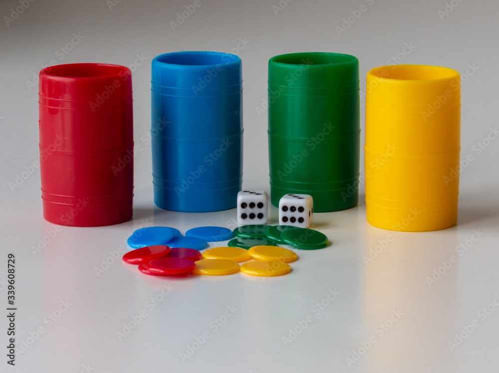 fichas parchis y dado verde Stock Photo