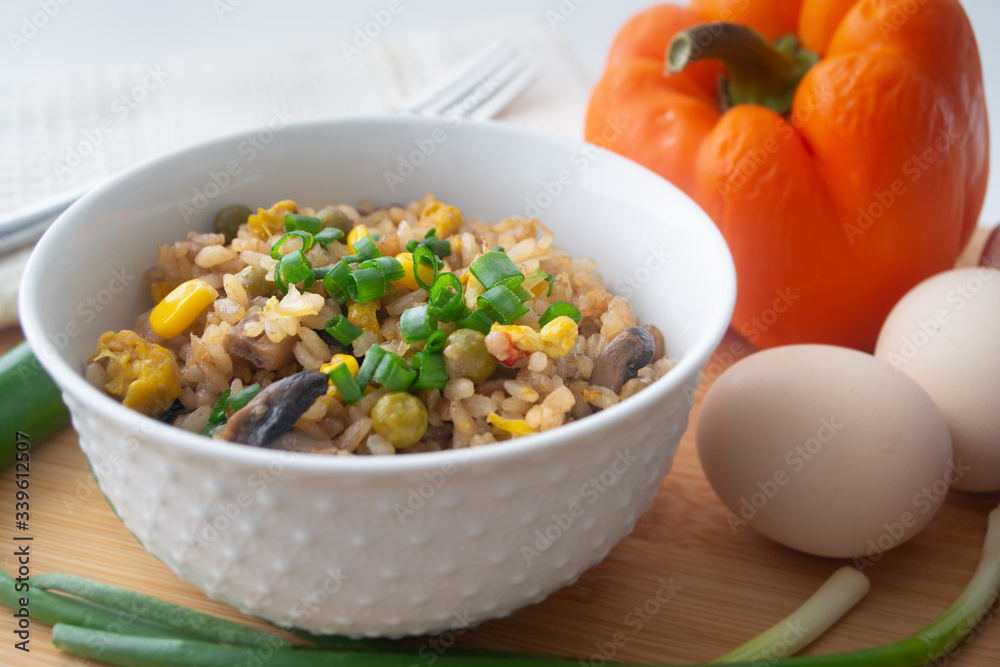 Chinese style vegetarian egg fried rice with sweet corn, green peas, onions, garlic, mushrooms and scallions Chinese style vegetarian egg fried rice with sweet corn, green peas, onions, garlic, mushrooms and scallions