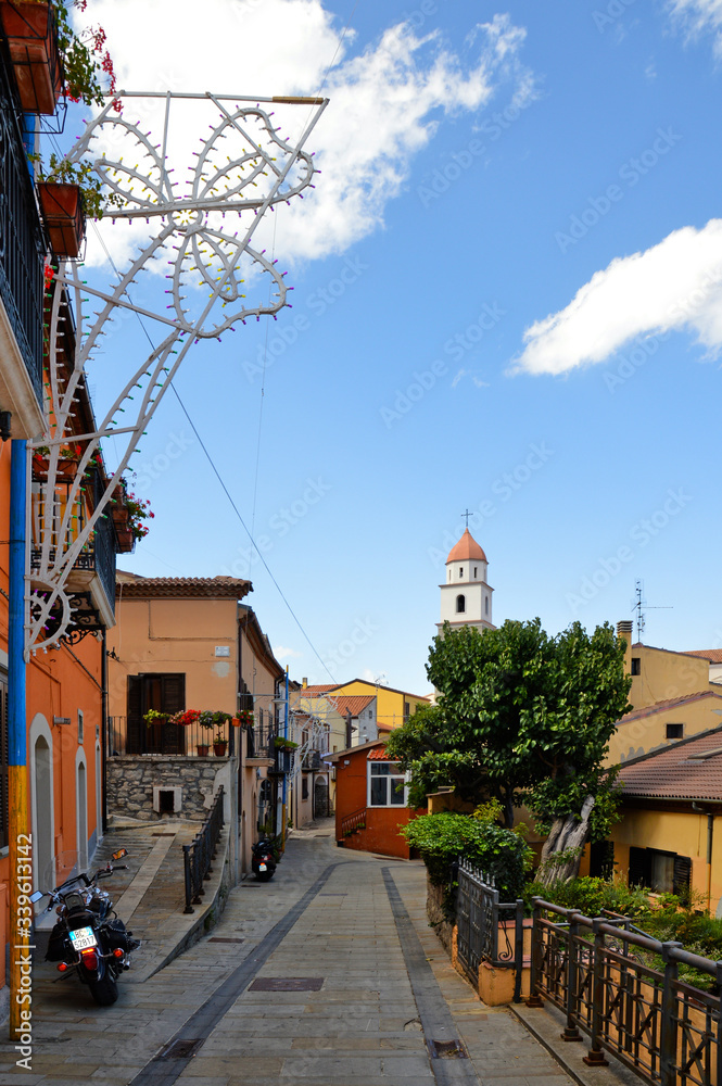 Obraz premium A narrow street among the picturesque houses of a mountain village