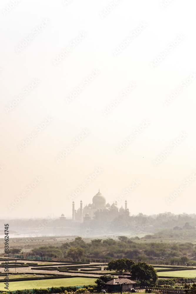 Fototapeta premium Taj Mahal in the mist