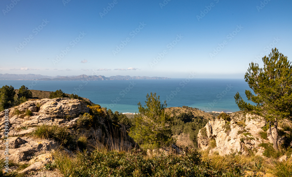 Blick von den Bergen Spaniens auf das Meer
