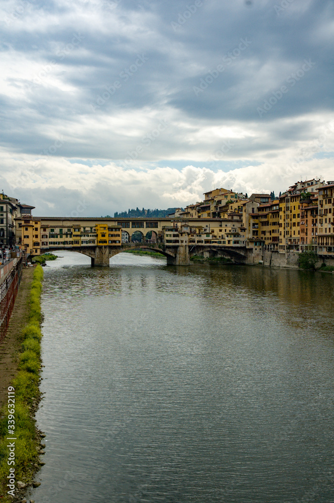 Fototapeta premium bridge over the river arno