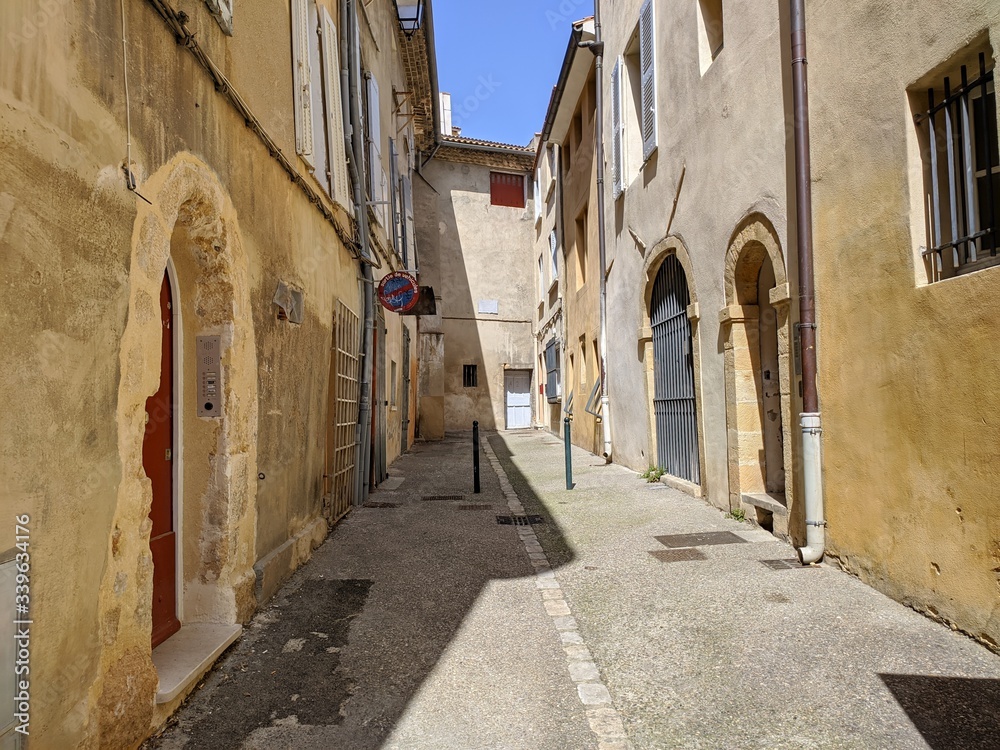 Rue de Aix en Provence avec ses batisses et maisons provençale, proche de la fontaine de la rotonde et de la place d'albertas, saison estivale bloqué par le confinement du corona virus