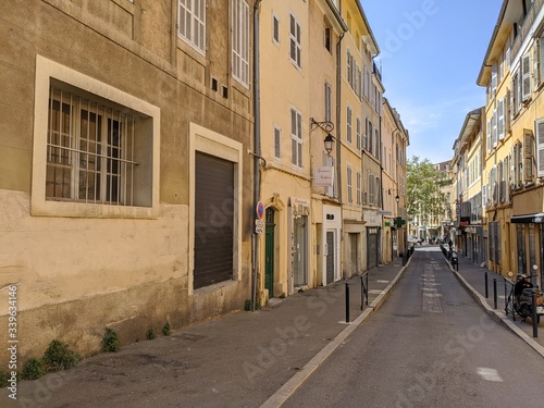 Rue de Aix en Provence avec ses batisses et maisons proven  ale  proche de la fontaine de la rotonde et de la place d albertas  saison estivale bloqu   par le confinement du corona virus