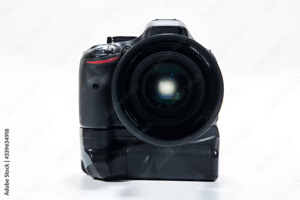 Camara réflex fotográfica negra sobre fondo blanco de frente