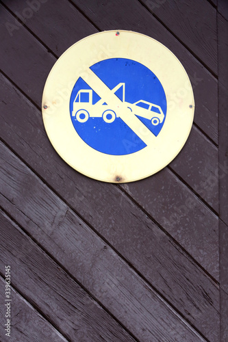 Panneau de signalisation routière sur une porte en bois : interdiction de stationner. Saint-Gervais-les-Bains. Haute-Savoie. France.
