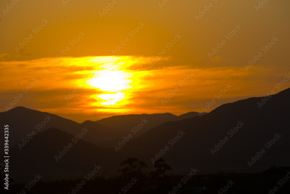 Obraz premium sunset over mountain range in little karoo, south africa