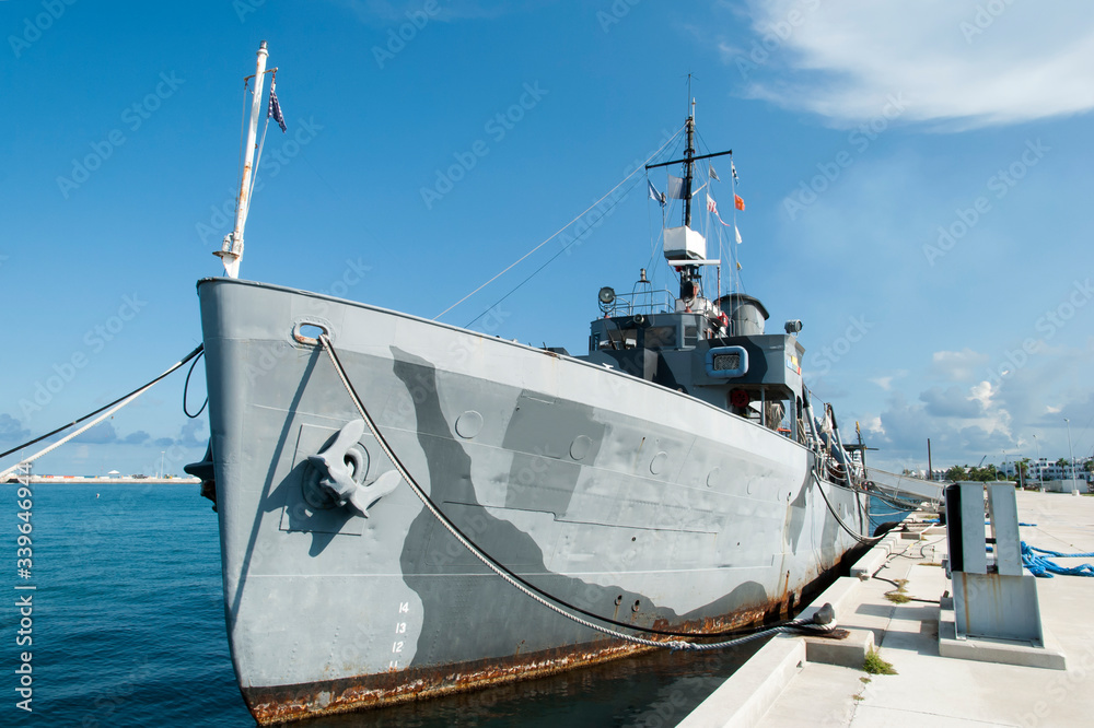 Naklejka premium Navy Ship in Key West Town