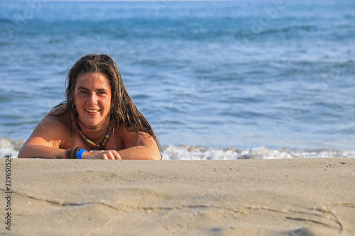 mujer joven sonriente bañandose en la playa toples almería 4M0A6263-as20 photo