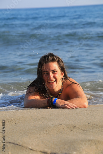 mujer joven sonriente bañandose en la playa toples almería 4M0A6302-as20 photo