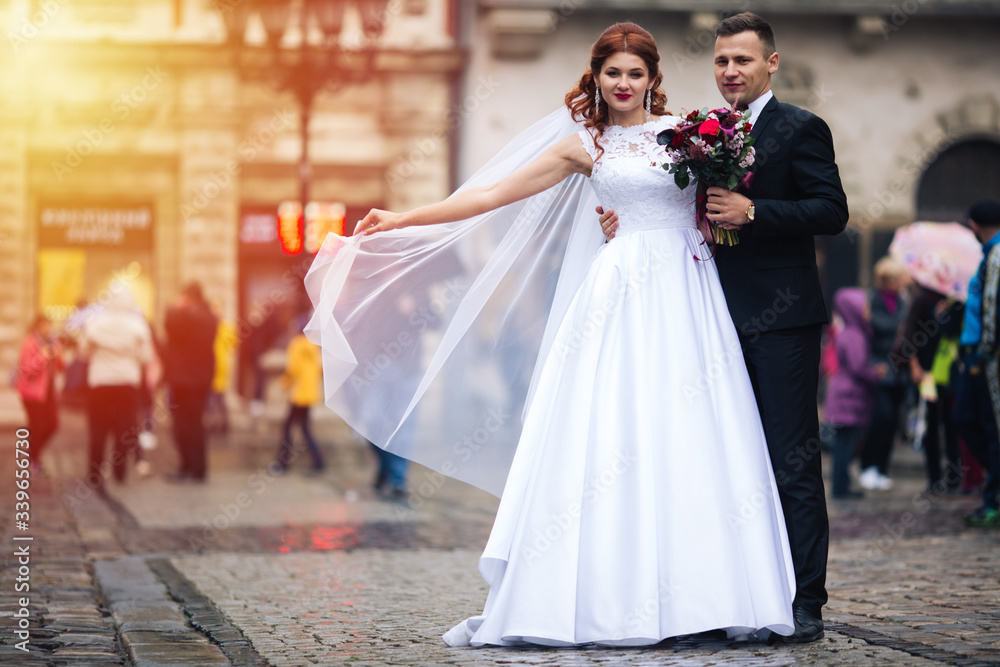 Naklejka premium beautiful bride and groom in lion. celebrate their wedding day