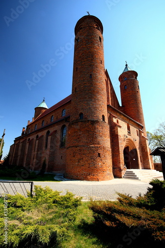 Stary, obronny kościół z czerwonej cegły 