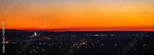 Obraz na płótnie Sunset on the background of the city in spring w salonie