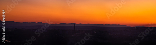 Obraz na płótnie Sunset on the background of the city in spring w salonie