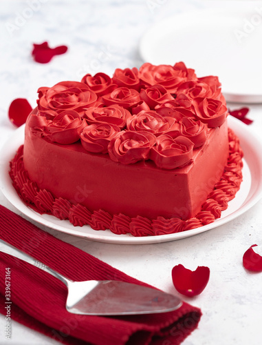  vanilla heart cake with roses on white background