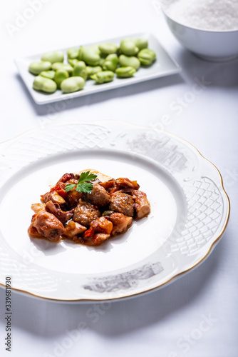 albóndigas con pulpo y patatas en salsa servidas en un plato blanco