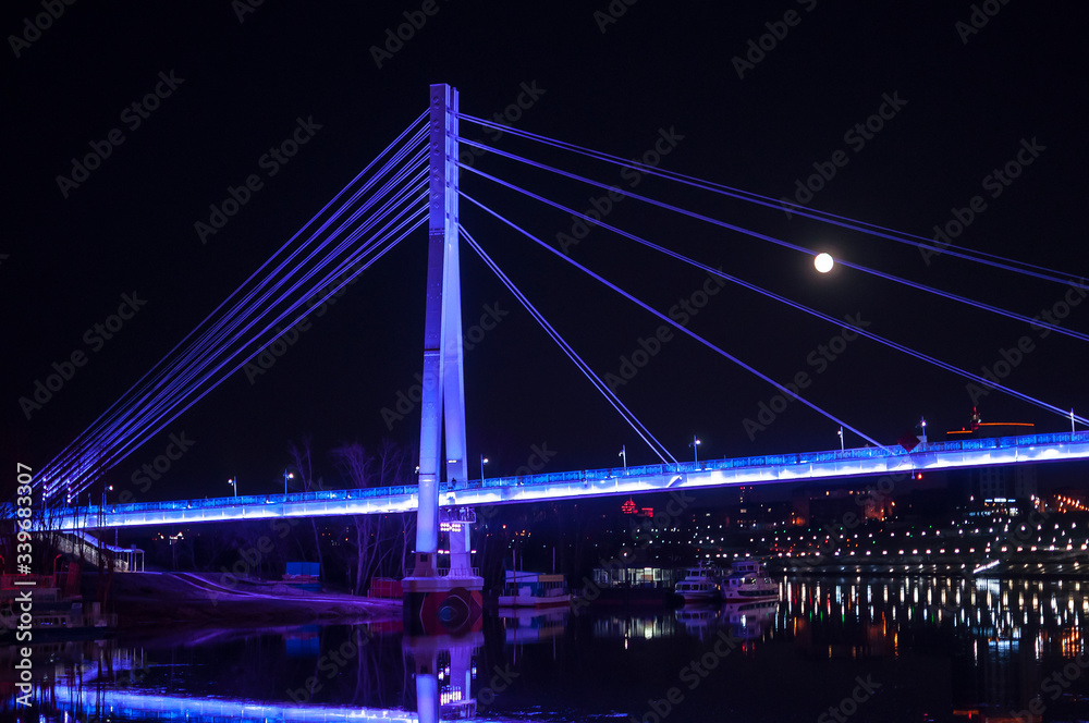 Obraz premium Tyumen, Russia, on April 15, 2020: The pedestrian cable-stayed bridge in Tyumen at night