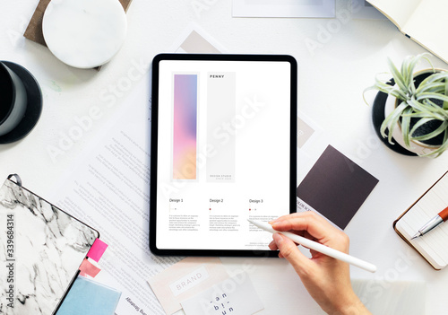Tapety artystyczne Designer using a digital tablet