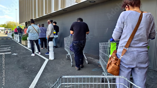Tableau sur toile Coronavirus file d'attente au supermarché