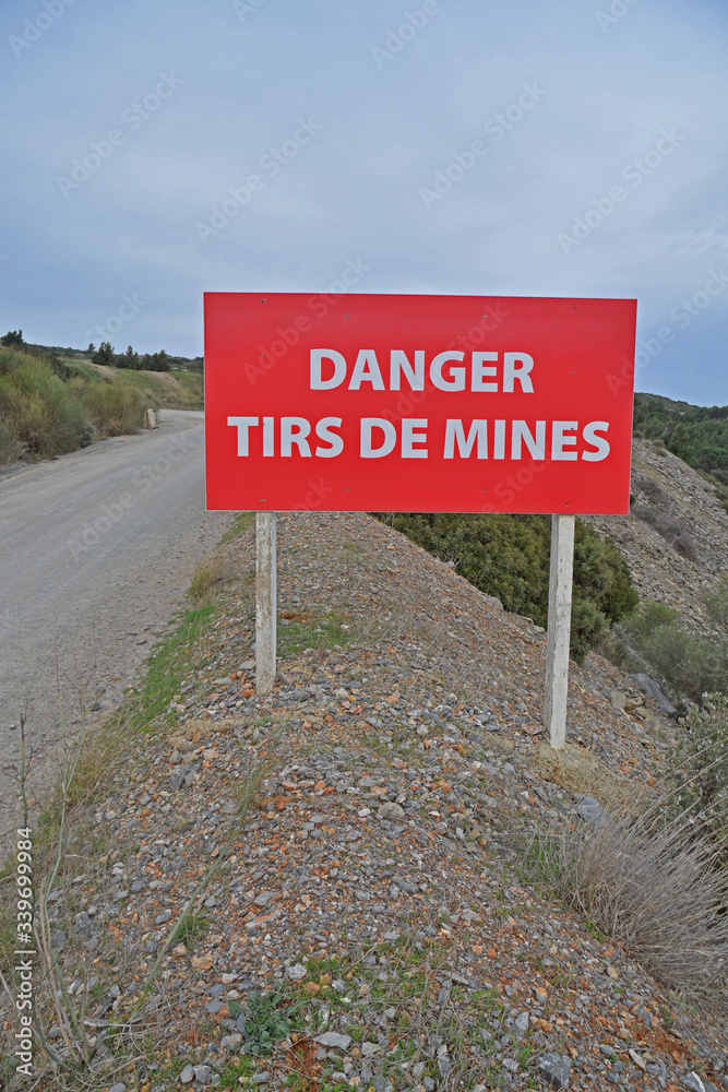 Panneau : danger tirs de mines.