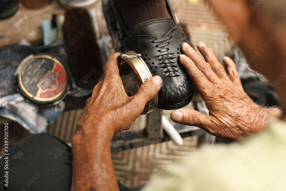 Panamanian shoeshine man on Central Avenue closeup
