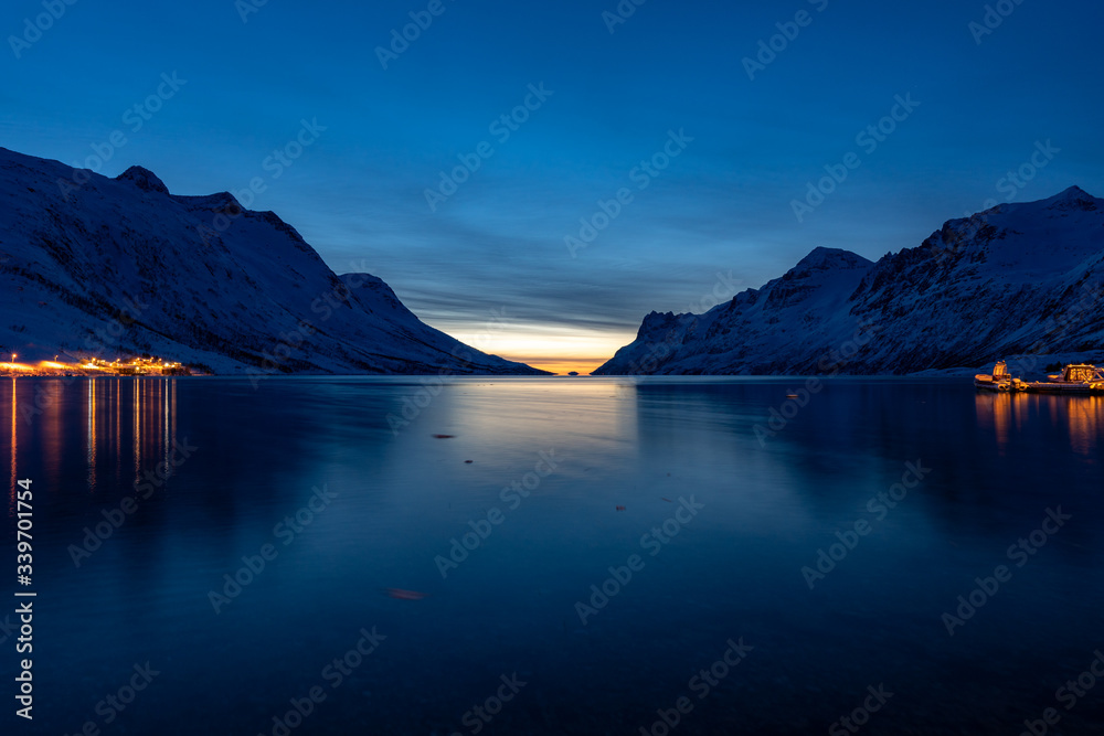 Norweskie fjordy po zachodzie słońca, Ersfjordbotn
