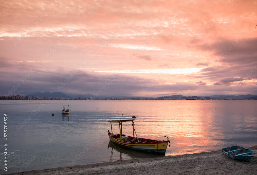 Naklejka premium Krajobraz z zachodem słońca