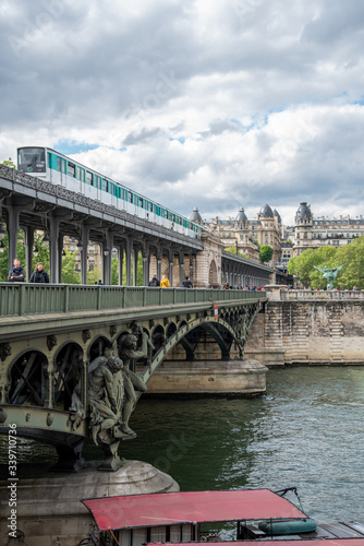Metro passing by on Bridge Bir Hakeim, Paris/France © imagoDens