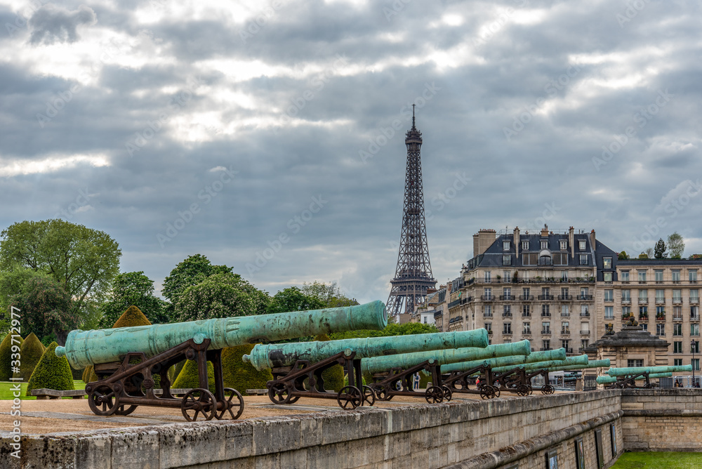 Fototapeta premium Canons at the Military Museum in Paris/France, the Eiffel tower in the background