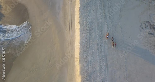 Vista desde drone cabalgata en la playa photo