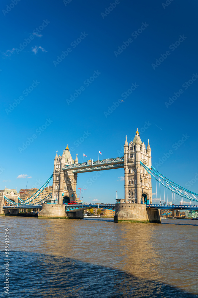 Obraz premium A view of the Tower Bridge during a sunny and clear day.